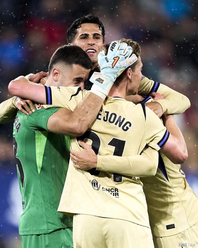 足坛一夜动态：巴萨2-1夺冠在望 阿森纳3-0领先6分 沙尔克回德甲